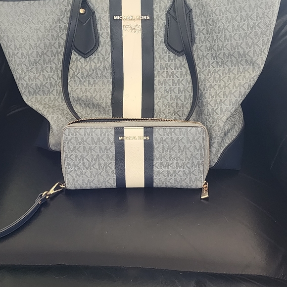 Micheal Korss purse & matching wallet - Picture 2 of 4